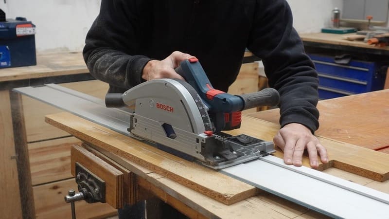 мастер по подрезке межкомнатных дверей